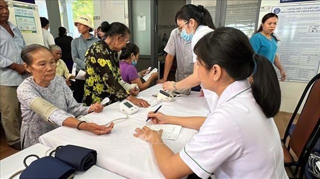 Lực lượng quân y khám, phát thuốc miễn phí cho người dân