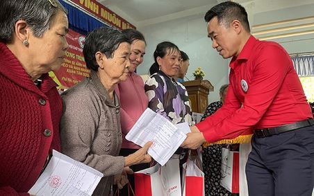 Hội Chữ thập đỏ Việt Nam: Tặng quà cho người dân vùng ảnh hưởng thiên tai ở Phú Yên