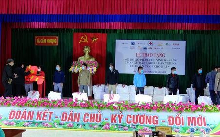 Trao tặng 15.000 bộ phao cứu sinh đa năng cho ngư dân miền Trung VTV1 Ngày 6.12.2021