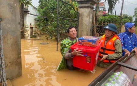 Phó Chủ tịch, Tổng Thư ký Hội Chữ thập đỏ Việt Nam Nguyễn Hải Anh thăm hỏi, cứu trợ người dân Quảng Bình