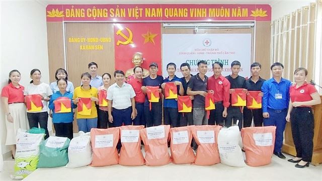 Trao hỗ trợ sinh kế cho ngư dân xã Bản Sen (huyện Vân Đồn)