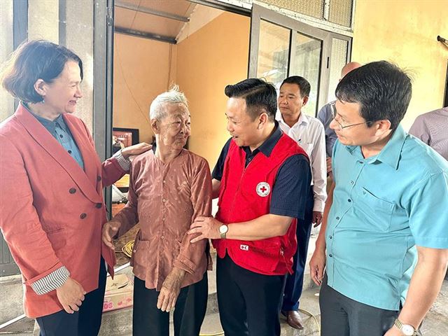 Thứ trưởng Bộ Ngoại giao và Phát triển Vương quốc Anh thăm người dân chịu thiệt hại do bão Yagi tỉnh Quảng Ninh