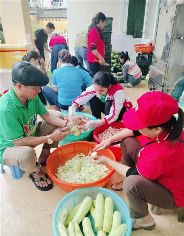 Sẻ chia với người dân vùng rốn lũ Lệ Thủy