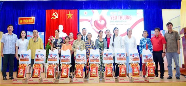 Prudential đồng hành cùng Hội Chữ thập đỏ An Giang chăm lo Tết cho người dân khó khăn