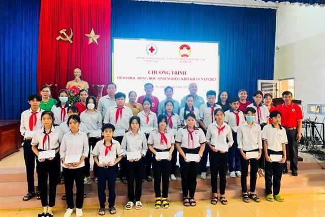 Bến Tre: Trao 20 suất học bổng cho các em học sinh hiếu học