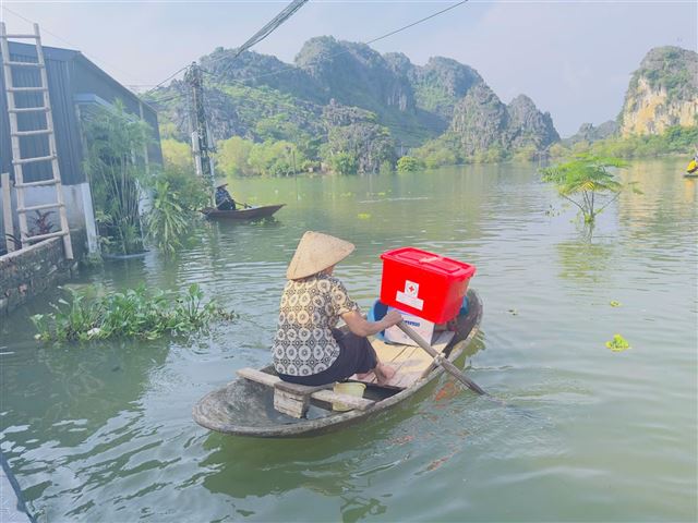 Sun Life Việt Nam đóng góp 1,8 tỷ đồng hỗ trợ người dân vượt qua bão Yagi và lũ lụt miền Bắc