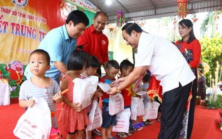 Thái Nguyên: Tết Trung thu cho em đến với trẻ em nghèo, vùng sâu vùng xa