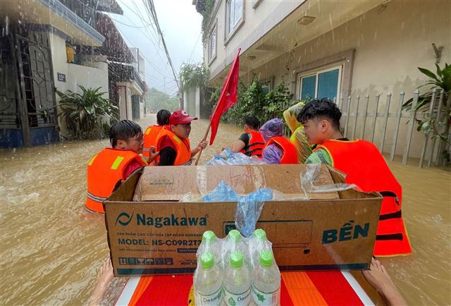 Phối hợp triển khai Chương trình vận chuyển hàng cứu trợ miễn phí đến bà con vùng lũ