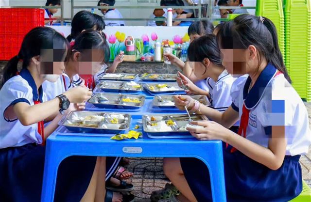 Những ‘khoảng trống’ trong kiểm tra, giám sát thực phẩm vào trường học