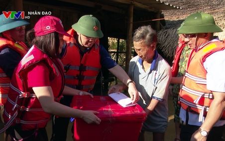 Hội CTĐVN cứu trợ khẩn cấp người dân các tỉnh miền Trung chịu ảnh hưởng mưa lũ VTV1 Ngày 16 09 2019