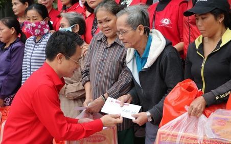 Hội Chữ thập đỏ TP.Hà Nội thăm tặng quà nhân dân miền Trung
