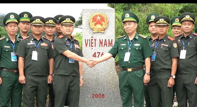 Phối hợp tuần tra Biên giới Việt Nam - Lào