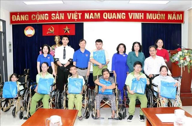 Trao tặng xe lăn, vốn sinh kế cho người khuyết tật và trẻ em khó khăn