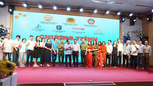 Tặng quà trung thu cho trẻ em tại Phú Thọ