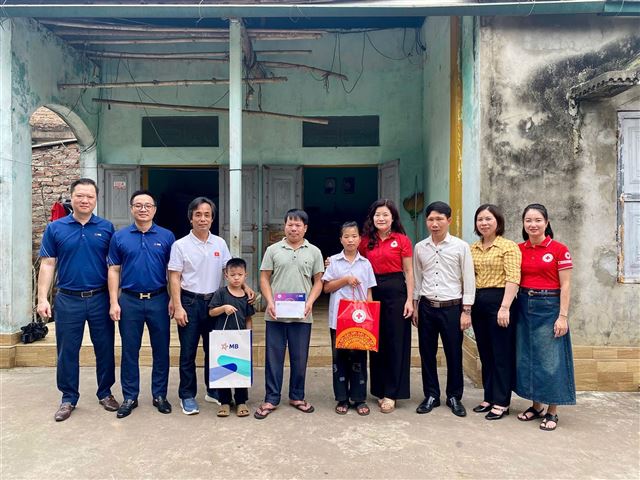 Nhịp cầu Nhân ái trao quà tại đất tổ Hùng Vương