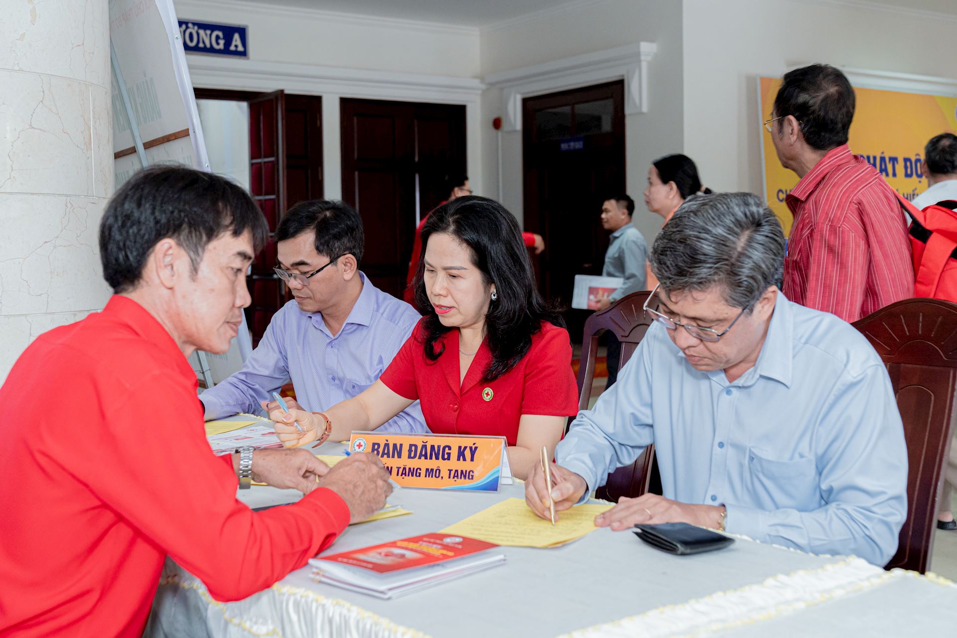 Ông Nguyễn Minh, Phó Chủ tịch Ủy ban nhân dân tỉnh, Trưởng Ban Chỉ đạo vận động hiến máu tình nguyện tỉnh, Chủ tịch danh dự Hội Chữ thập đỏ tỉnh đăng ký hiến tặng mô, tạng.