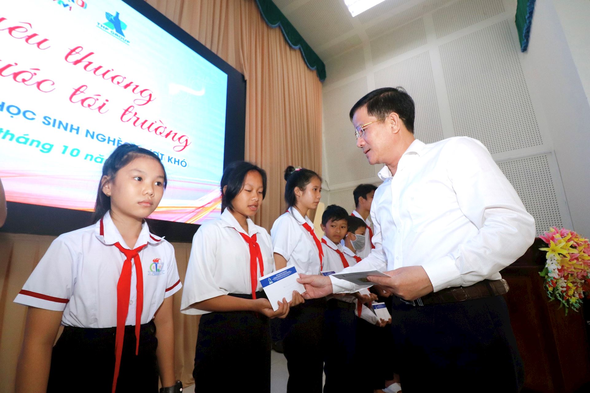 Ông Trần Văn Huyến - Phó Bí thư Thường trực Tỉnh uỷ Hậu Giang trao học bổng cho các em học sinh