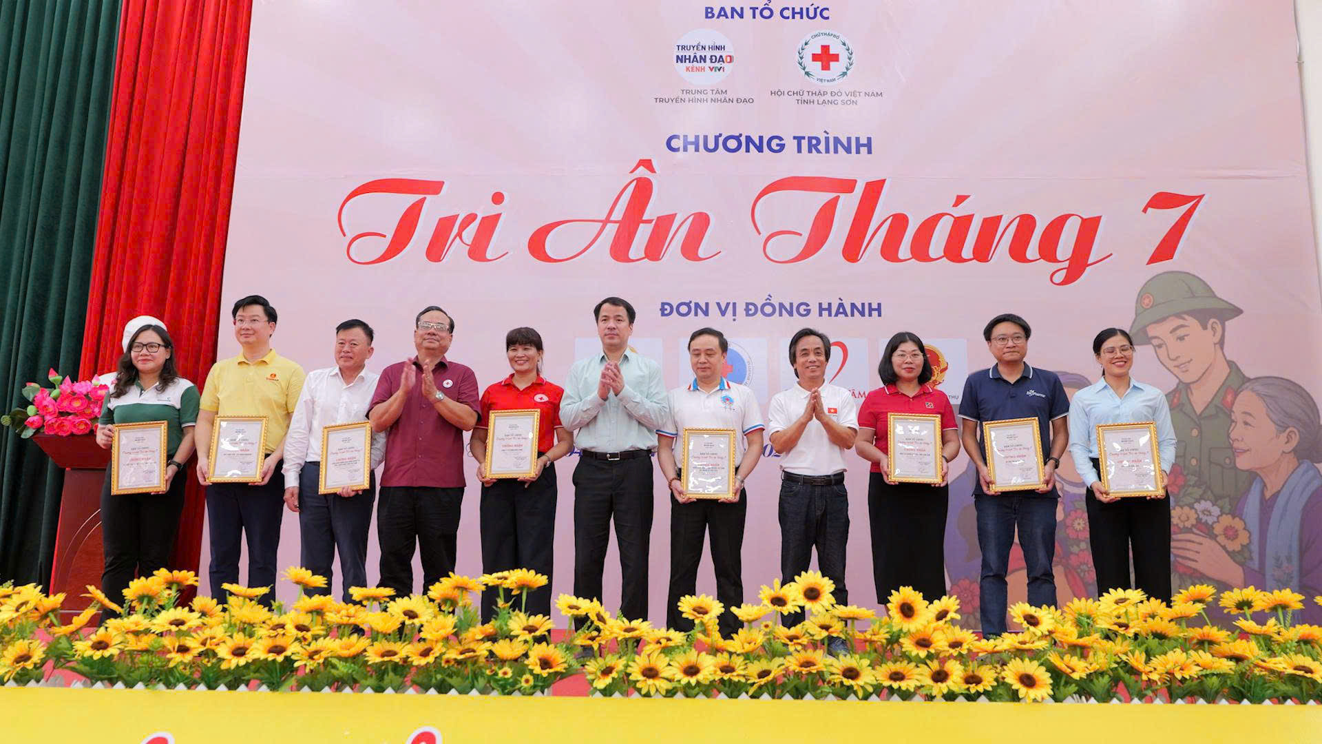 Chương trình “Tri ân tháng 7”: Khám bệnh, trao hơn 400 suất quà tại xã biên giới Hoàng Văn Thụ, tỉnh Lạng Sơn- Ảnh 2.