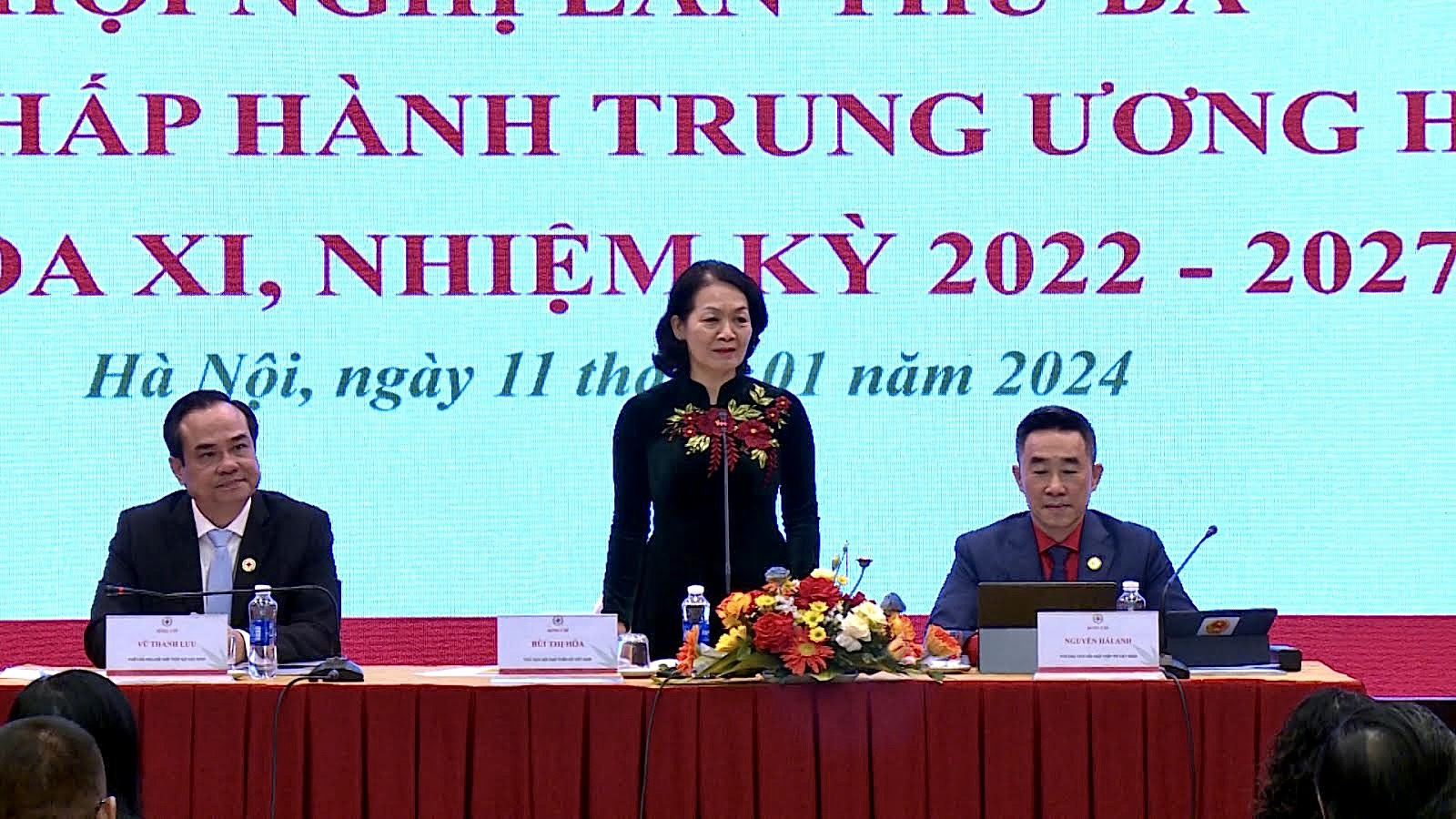 Bà Bùi Thị Hoà- Chủ tịch TW Hội Chữ thập đỏ Việt Nam phát biểu chỉ đạo hội nghị)