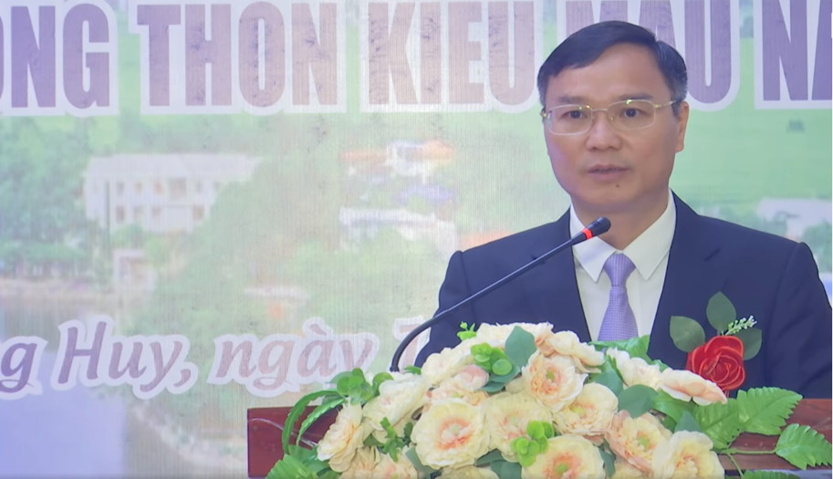 Chủ tịch UBND huyện Phù Yên phát biểu tại buổi lễ công nhận đạt chuẩn nông thôn mới, nông thôn mới kiểu mẫu cho bản Chiềng Thượng.
