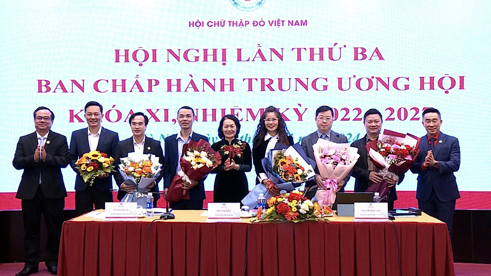 Tặng hoa các uỷ viên BCH TW Hội Chữ thập đỏ Việt Nam mới được bầu bổ sung tại hội nghị