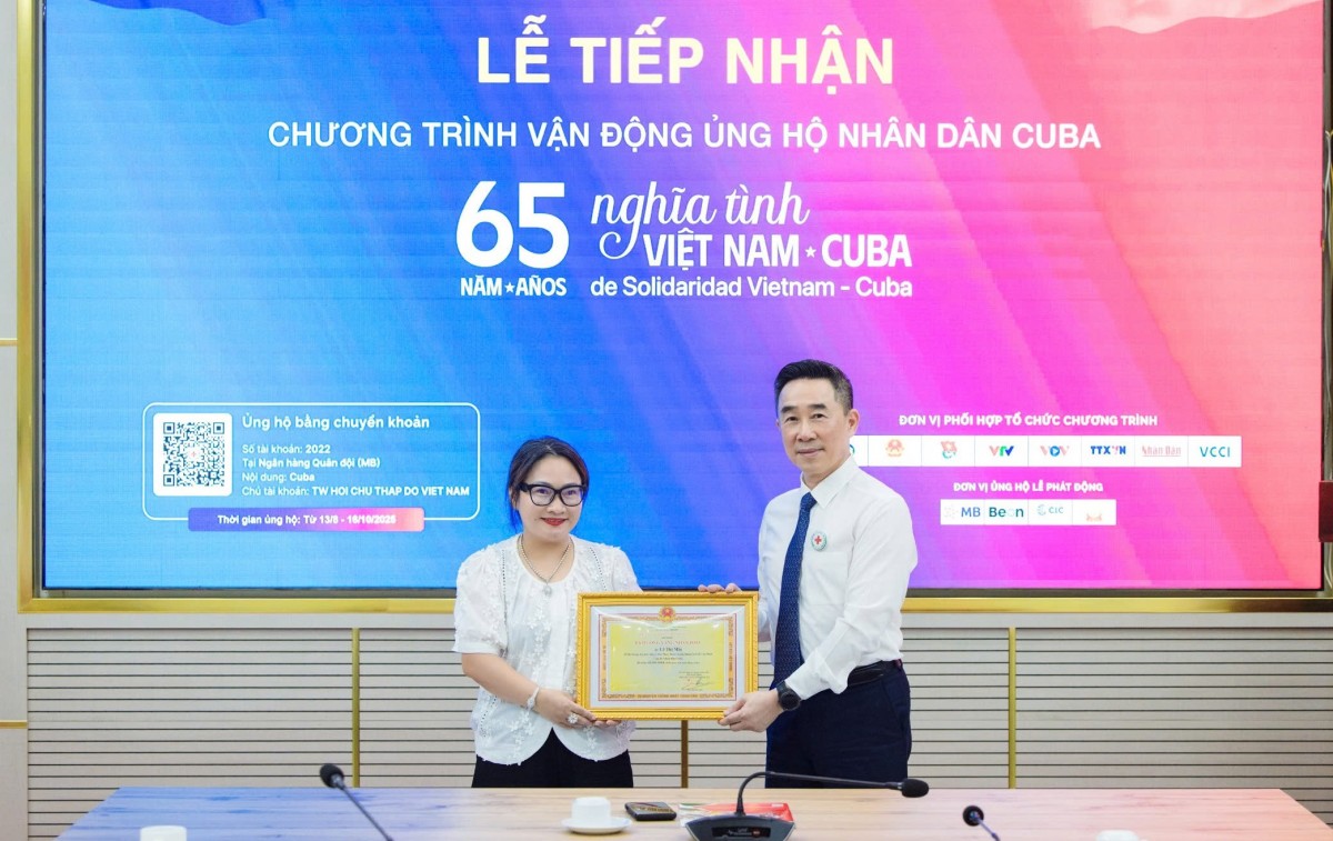 Ông Nguyễn Hải Anh - Phó Chủ tịch, Tổng Thư ký Điều hành công việc của Trung ương Hội Chữ thập đỏ Việt Nam trao Ghi nhận Tấm lòng vàng cho chị Lê Thị Min (TP. Hồ Chí Minh) ủng hộ số tiền 45 triệu đồng.