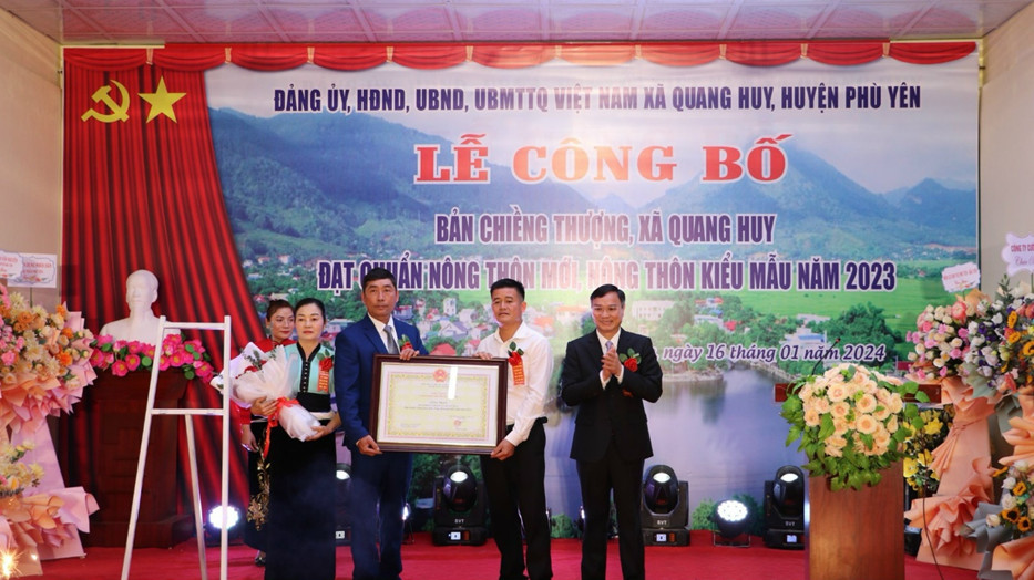 Chủ tịch UBND huyện Phù Yên trao Bằng công nhận đạt chuẩn nông thôn mới, nông thôn mới kiểu mẫu cho bản Chiềng Thượng.