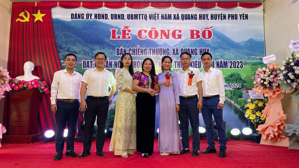 Tập thể cán bộ phòng NN&PT Nông thôn huyện Phù yên tham dự buổi lễ công bố công nhận đạt chuẩn nông thôn mới, nông thôn mới kiểu mẫu cho bản Chiềng Thượng.
