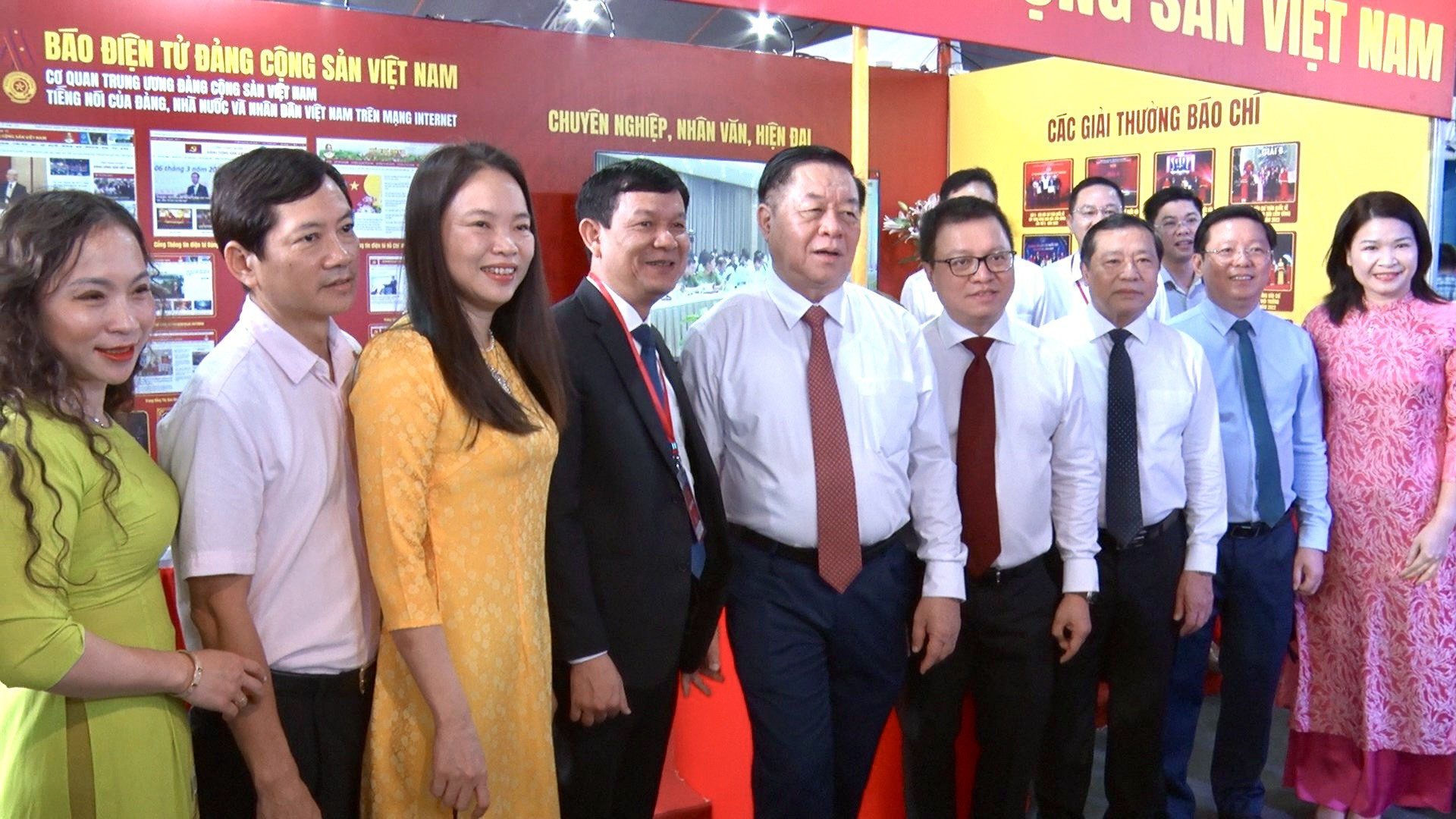 Đồng chí Nguyễn Trọng Nghĩa, Bí thư Trung ương Đảng, Trưởng Ban Tuyên giáo Trung ương và các đồng chí lãnh đạo thăm gian trưng bày của Báo điện tử Đảng Cộng sản Việt Nam tại Hội Báo. 
