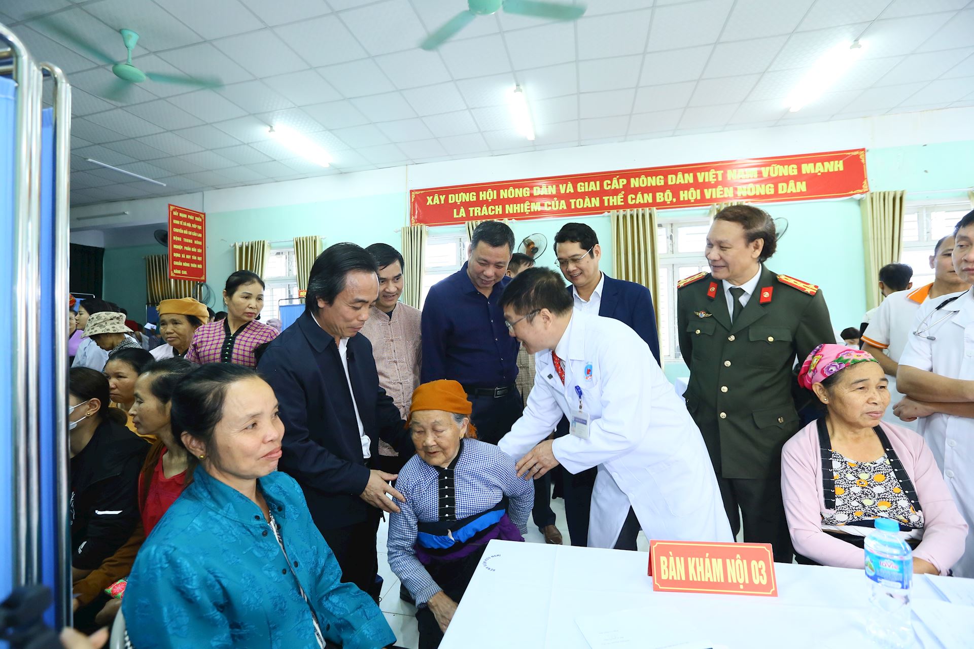 Các y, bác sĩ Bệnh viện Hữu nghị Việt Xô (Hà Nội) khám bệnh, tư vấn sức khỏe, cấp thuốc miễn phí cho nhân dân huyện Phù Yên.