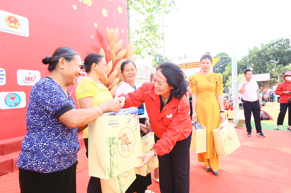 Bà Bùi Thị Hòa - Chủ tịch Hội Chữ thập đỏ Việt Nam tặng quà tặng quà Tết cho bà con khó khăn 