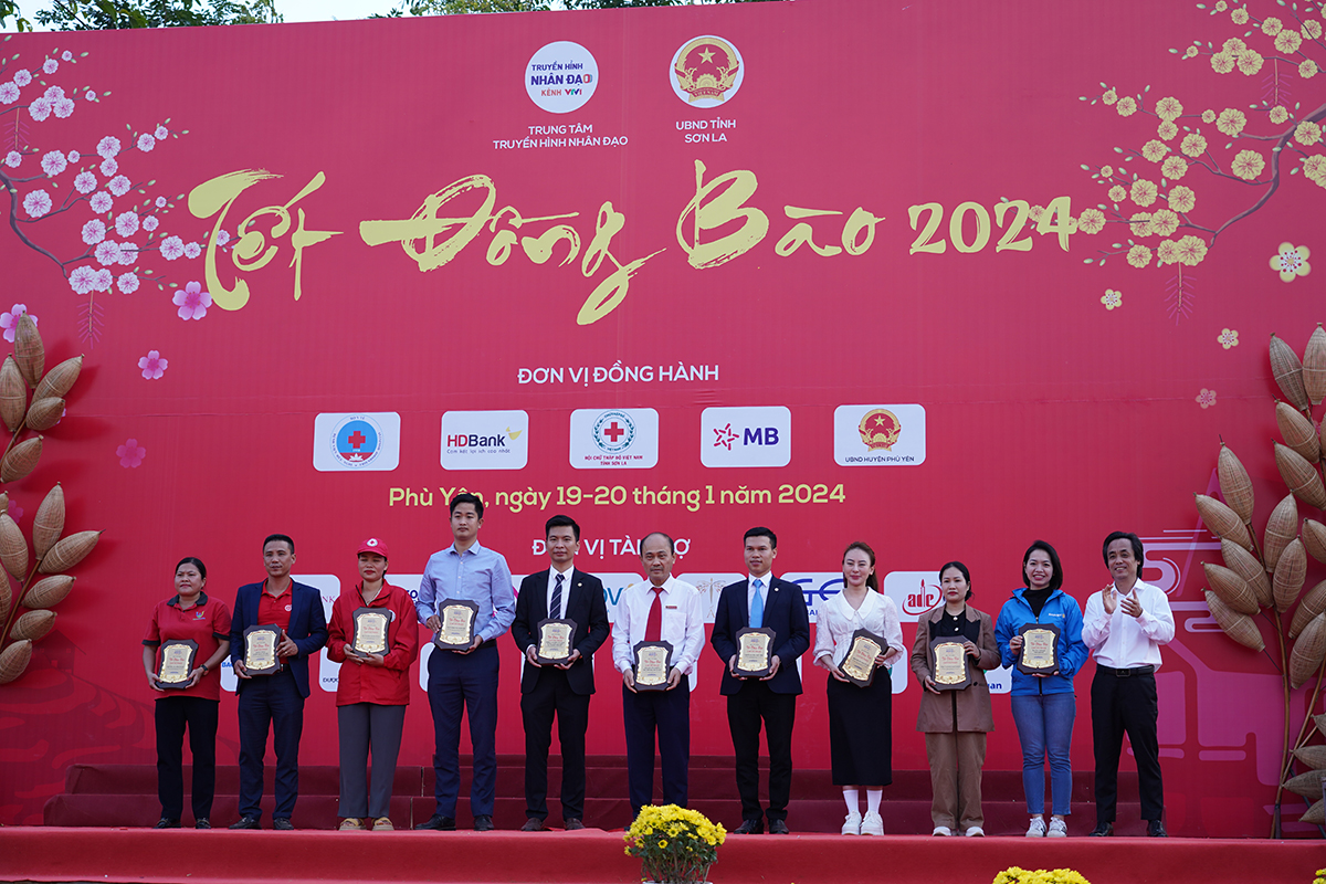 Giám đốc Trung tâm Truyền hình Nhân đạo Phạm Văn Hà trao ghi nhận tấm vòng vàng cho các đơn vị tài trợ