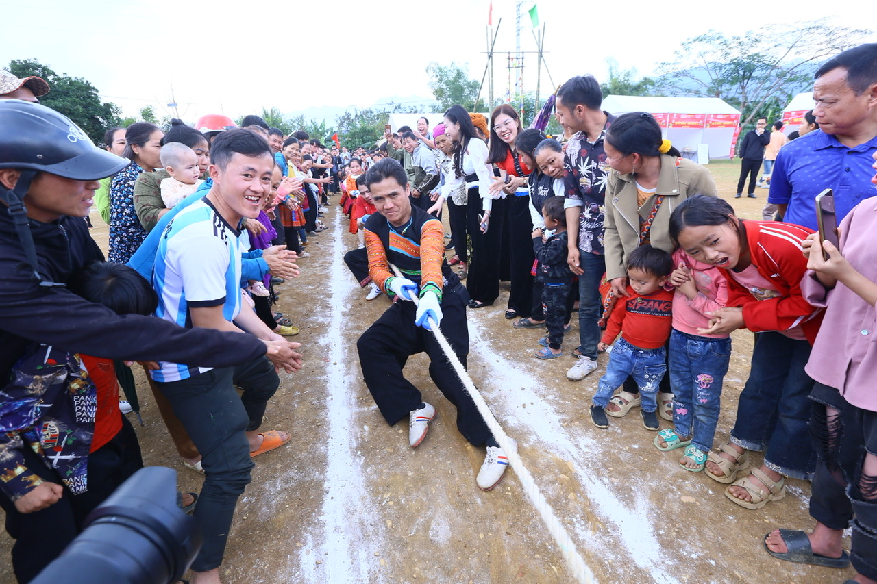 Bà con nhân dân huyện Phù Yên tham gia thi kéo co tại Chương trình “Tết đồng bào” 2024.