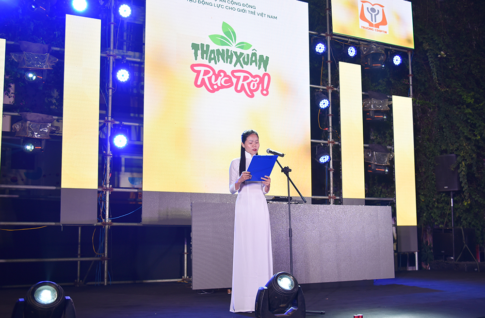 Bà Chu Thị Hồng Hạnh – Giám đốc Công ty MC Entertainment, Trưởng Ban tổ chức khu vực miền Bắc Chương trình "Thanh Xuân Rực Rỡ" phát biểu tại chương trình