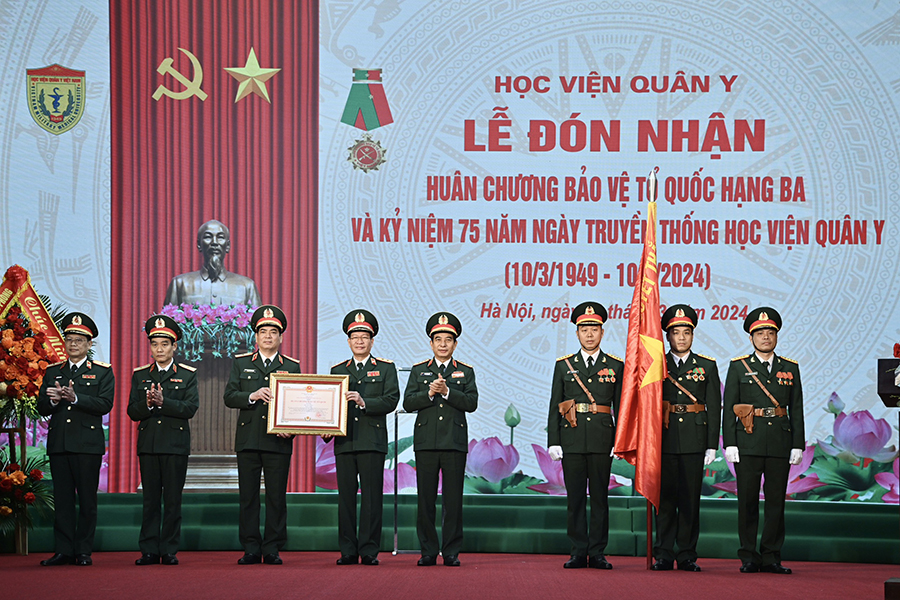 Thừa ủy quyền của Chủ tịch nước, Đại tướng Phan Văn Giang trao Huân chương Bảo vệ Tổ quốc hạng Ba tặng Học viện Quân y