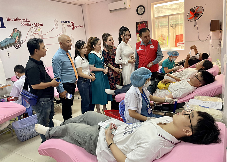 Chủ tịch Hội Chữ thập đỏ Thành phố Hồ Chí Minh Trần Trường Sơn (đứng thứ nhất từ phải sang) cùng các đại biểu thăm hỏi, động viên người hiến máu tình nguyện