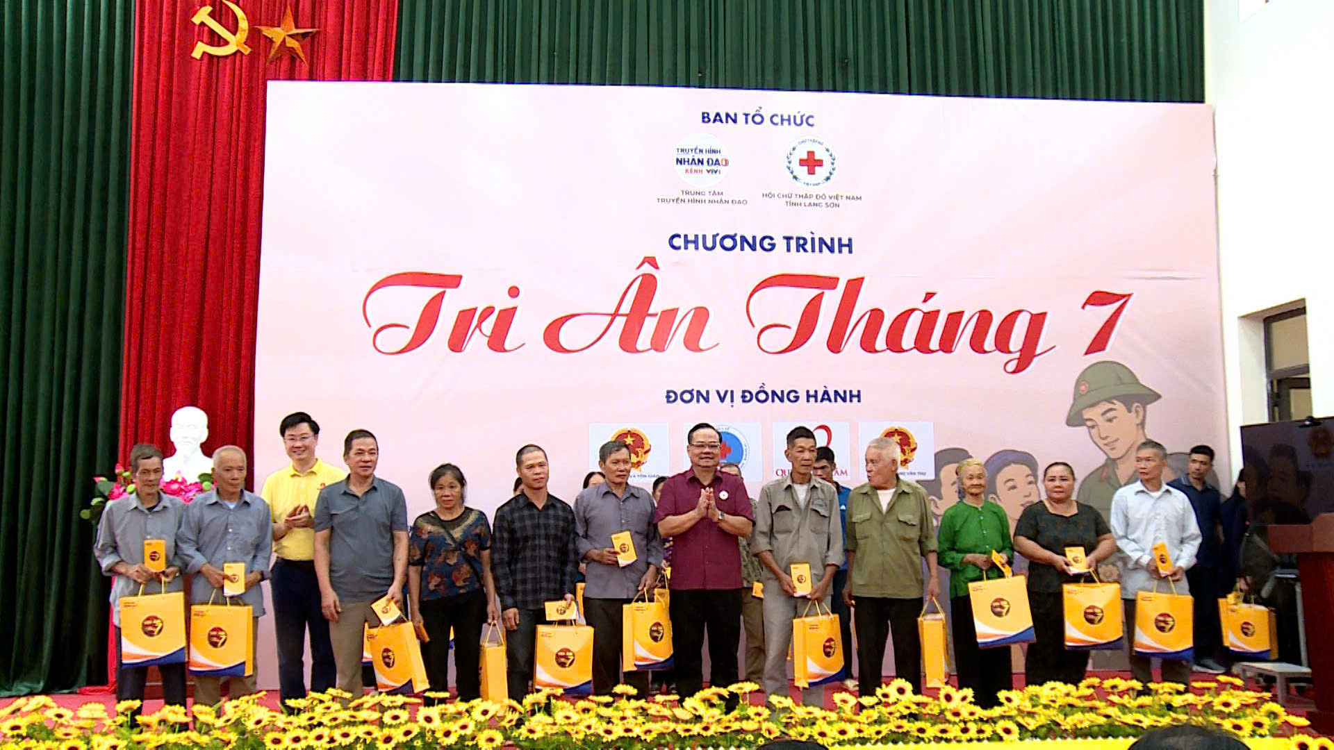 Chương trình “Tri ân tháng 7”: Khám bệnh, trao hơn 400 suất quà tại xã biên giới Hoàng Văn Thụ, tỉnh Lạng Sơn- Ảnh 3.