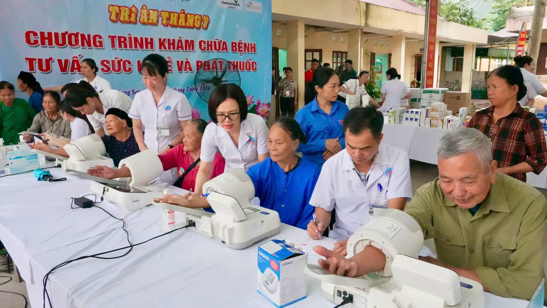 Chương trình “Tri ân tháng 7”: Khám bệnh, trao hơn 400 suất quà tại xã biên giới Hoàng Văn Thụ, tỉnh Lạng Sơn- Ảnh 8.