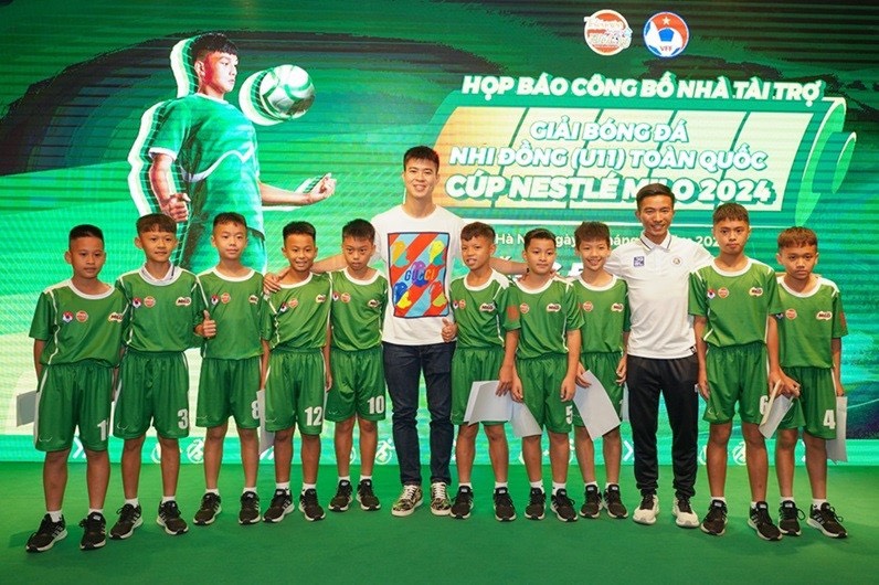 Tuyển thủ quốc gia Đỗ Duy Mạnh cũng truyền cảm hứng đến các cầu thủ nhí tham dự Giải Bóng đá Nhi đồng (U11) toàn quốc