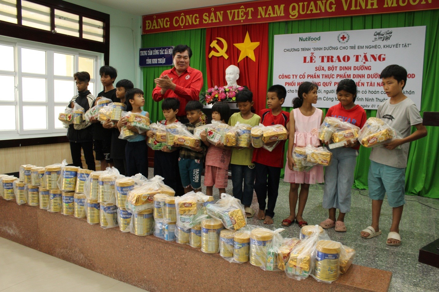 Ninh Thuận: Thăm, tặng quà cho các cháu mồ côi, người già neo đơn tại Trung tâm Công tác xã hội hội tỉnh - Ảnh 1.
