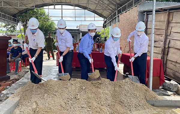 Khánh Hòa: Xây dựng 100 căn nhà cho người nghèo, người có hoàn cảnh khó khăn - Ảnh 1.