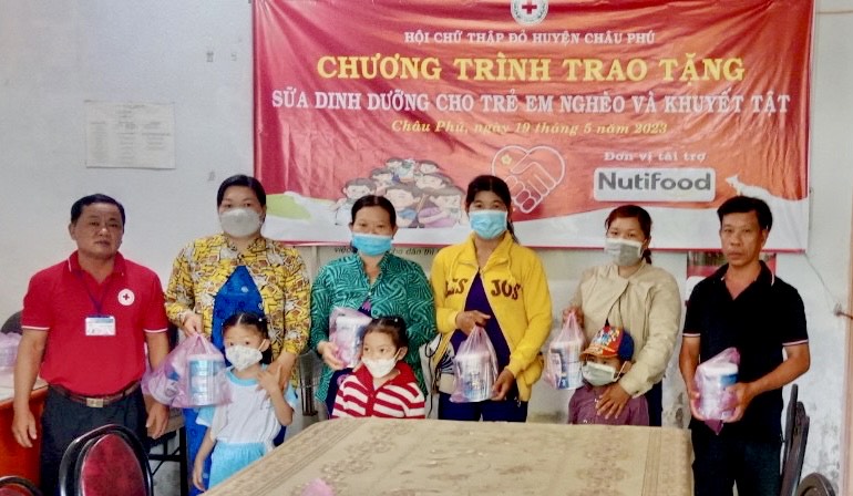 Huyện Châu Phú: Cấp phát sữa cho trẻ em nghèo, khuyết tật và trao vốn sinh kế - Ảnh 1.