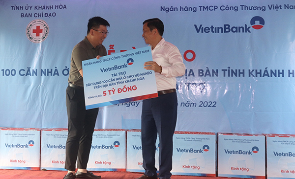 Khánh Hòa: Bàn giao 100 căn nhà cho người nghèo - Ảnh 2.