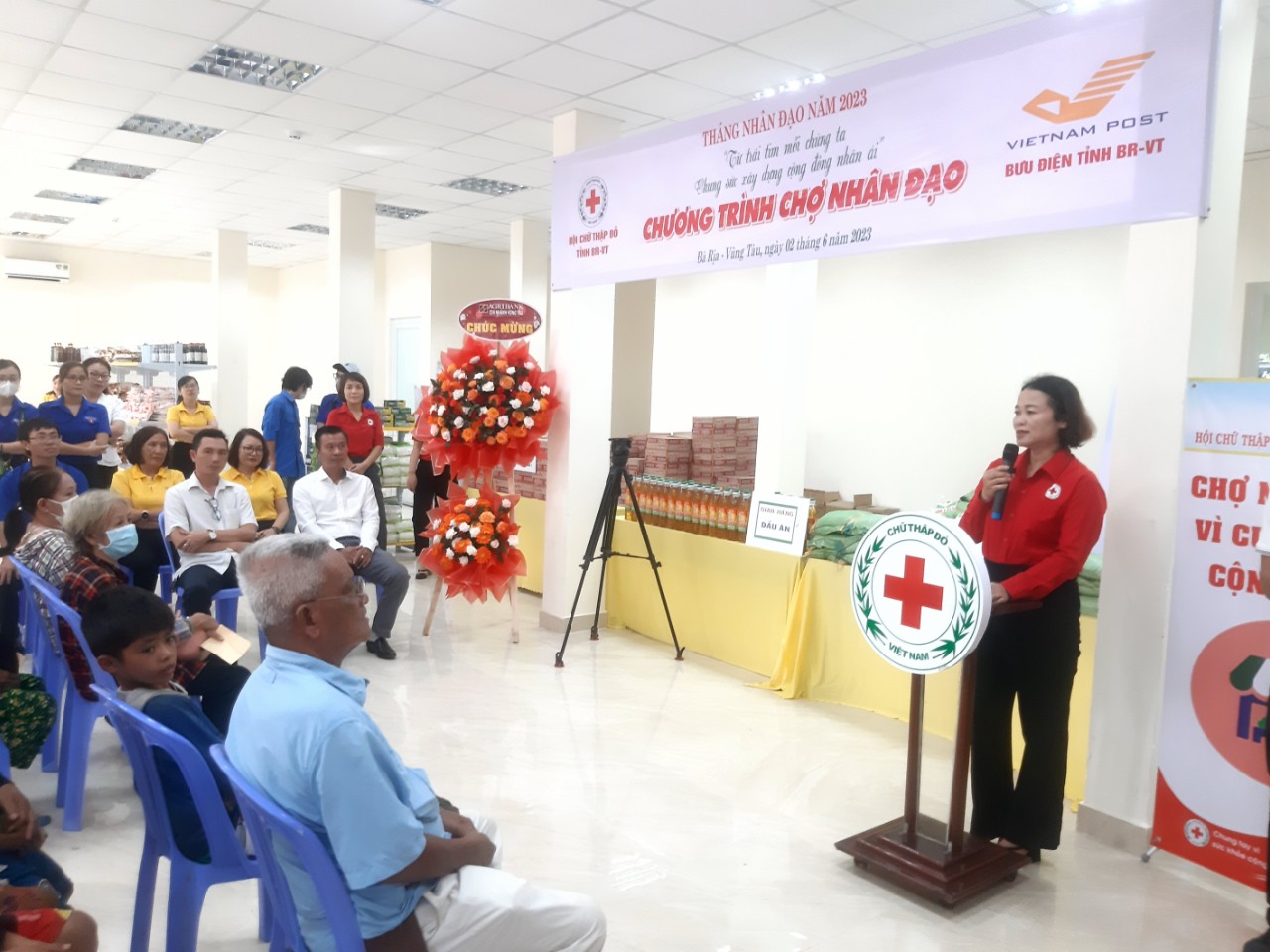 Hội Chữ thập đỏ tỉnh Bà Rịa - Vũng Tàu tổ chức “Chợ Nhân đạo” tại Bưu điện tỉnh Bà Rịa - Vũng Tàu - Ảnh 1.