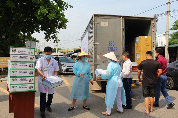 Hơn 50.000 sản phẩm Mộc Châu Milk đến với các tâm dịch Covid-19 - Ảnh 1.