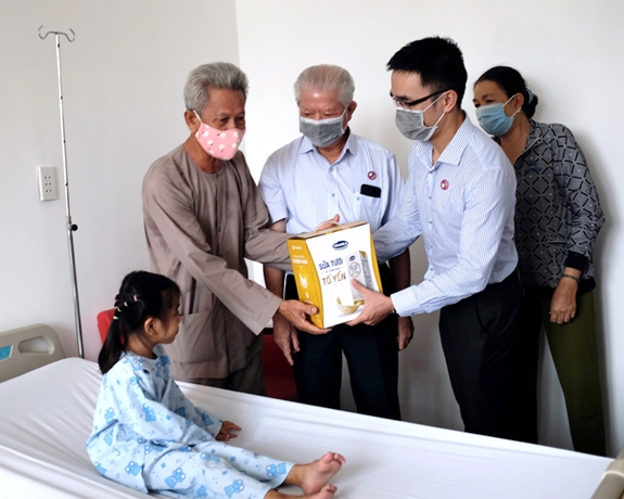 Hơn 1.200 bệnh nhân nghèo đã được Vinamilk hỗ trợ phẫu thuật tim và mắt - Ảnh 2.