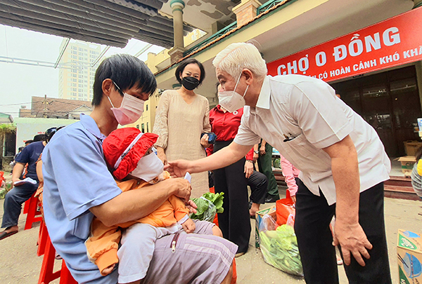 Bình Dương: Hỗ trợ 300 người dân khó khăn đi “Chợ 0 đồng” - Ảnh 1.