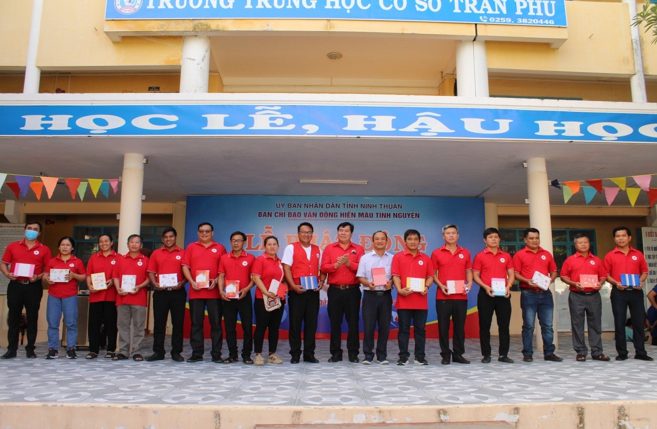 Ninh Thuận: Biểu dương, tôn vinh các tập thể, cá nhân, gia đình tham gia Hiến máu tình nguyện - Ảnh 2.