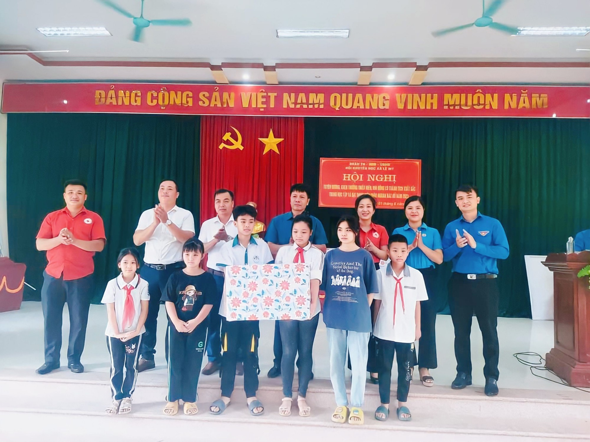 Phù Ninh (Phú Thọ): Tặng quà cho hơn 600 trẻ em nhân ngày Quốc tế thiếu nhi 1/6 - Ảnh 1.