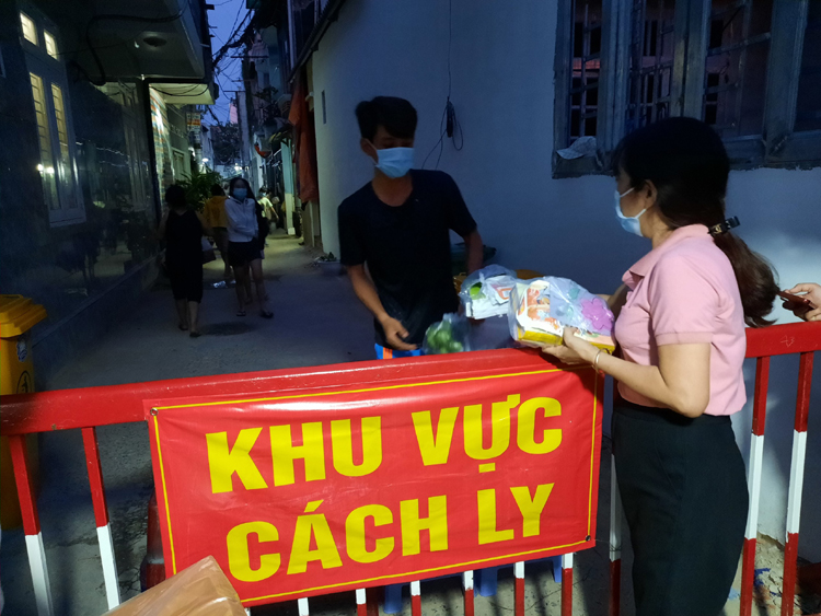 Trao 300 phần quà cho thiếu nhi và người dân đang giãn cách xã hội tại quận Gò Vấp - Ảnh 4.